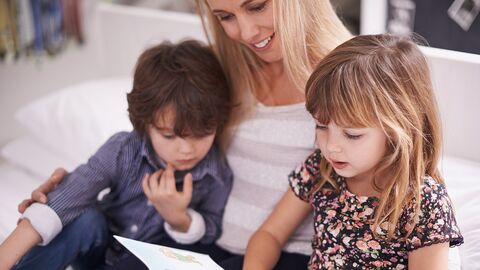 Frau liest Kindern vor